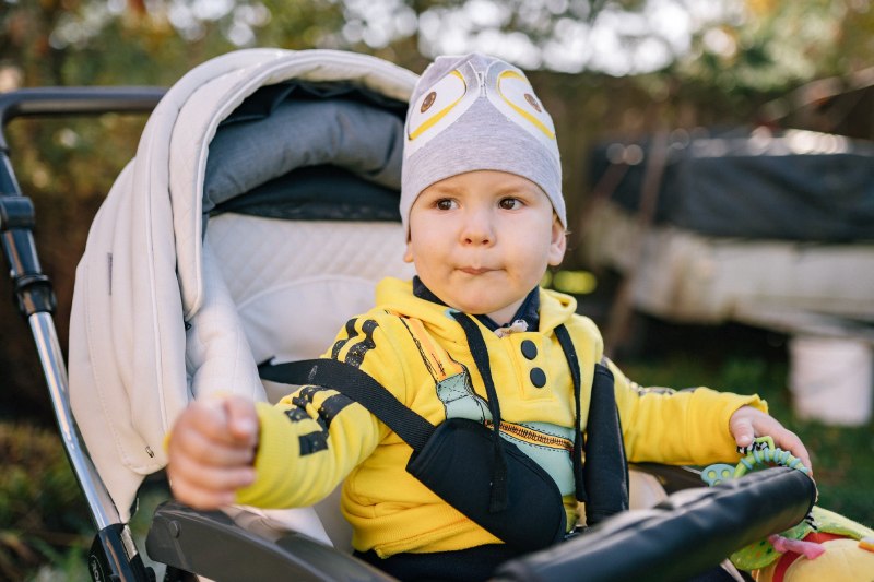 Quand votre enfant peut-il être face à la route dans une poussette